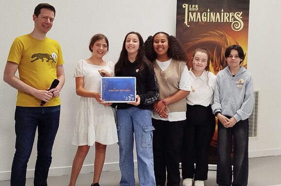 Remise de la mention spéciale en compagnie de l'auteur Vincent Portugal